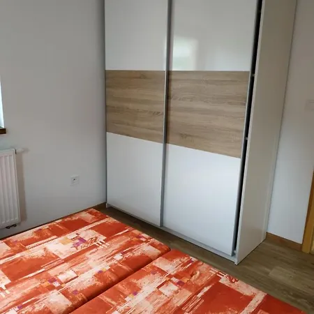 Svec *